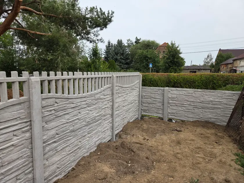 Ogrodzenie betonowe z płyt o fakturze łupka z ażurową płytą u góry, Wierzbnik