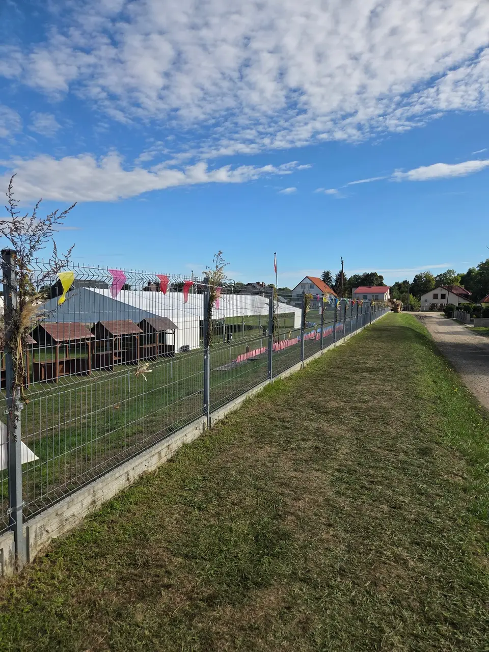 Ogrodzenie panelowe boiska w Niwnicy, widok wzdłuż ogrodzenia