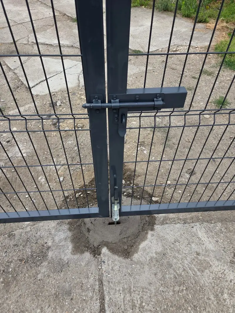 Panelowa brama skrzydłowa w kolorze grafitowym, Bodzanów