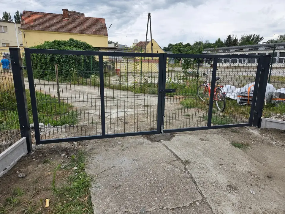 Zasuwa i trzpień blokujący w panelowej bramie skrzydłowej, Bodzanów