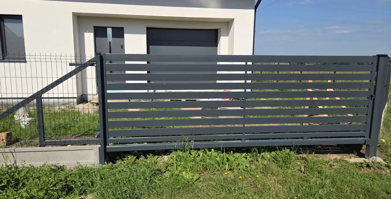 Palisadowa brama przesuwna w kolorze grafitowym