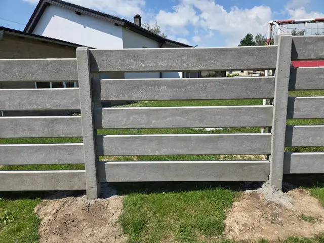Ogrodzenie betonowe z poziomych płyt o fakturze deski, Kamieniec Ząbkowicki