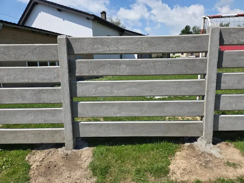 Ogrodzenie betonowe z poziomych płyt o fakturze deski, Kamieniec Ząbkowicki