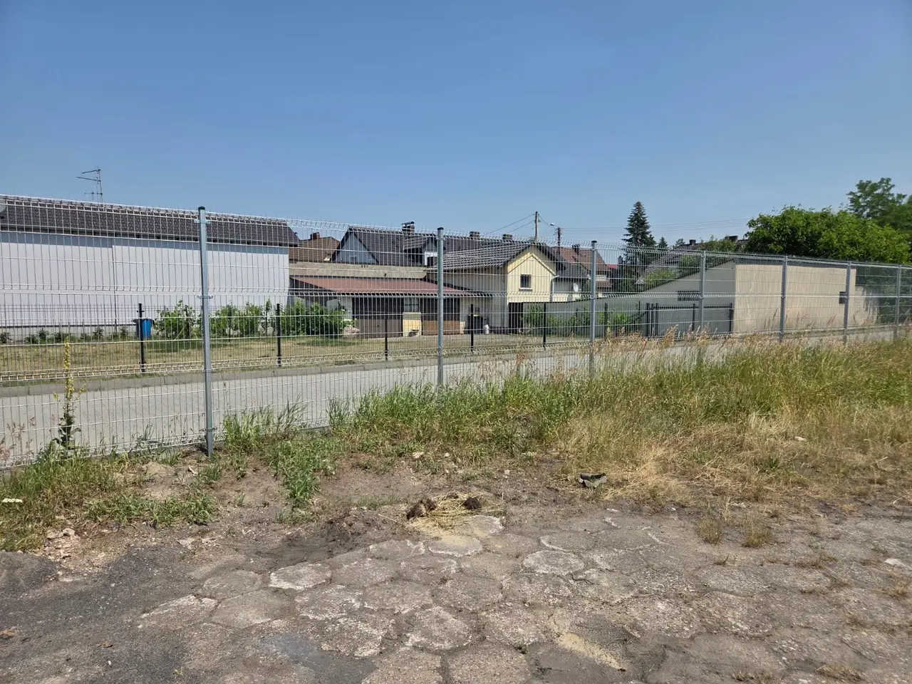 Ogrodzenie panelowe wokół terenu zakładu - przykład ogrodzenia związanego z działalnością gospodarczą