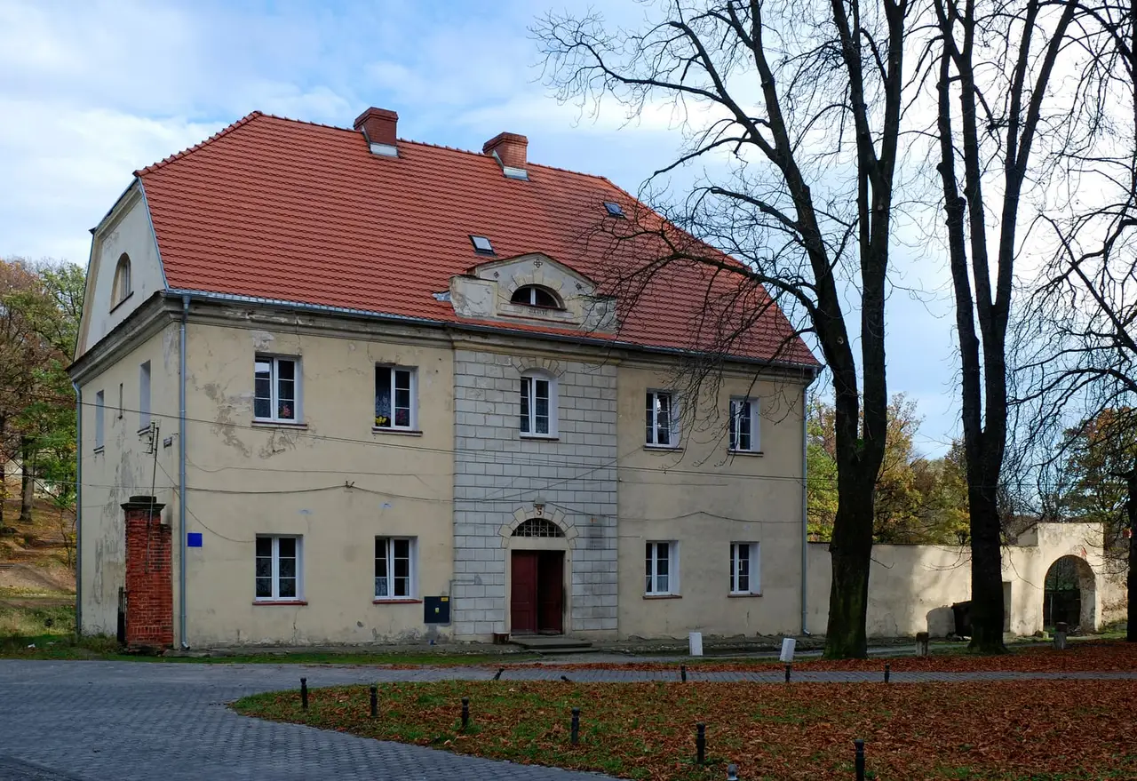 Zabytkowy budynek przy placu Kościelnym w Kamieńcu Ząbkowickim
