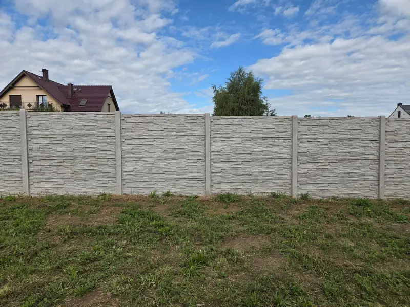 Pełne ogrodzenie betonowe z płyt o fakturze łupka, Jędrzychów