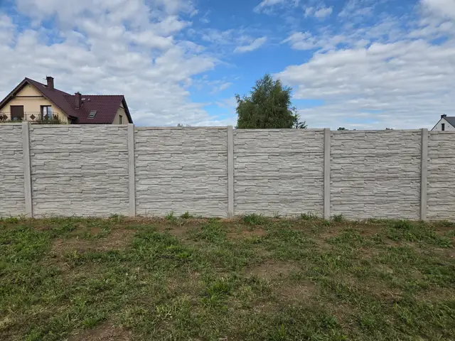 Pełne ogrodzenie betonowe z płyt o fakturze łupka, Jędrzychów