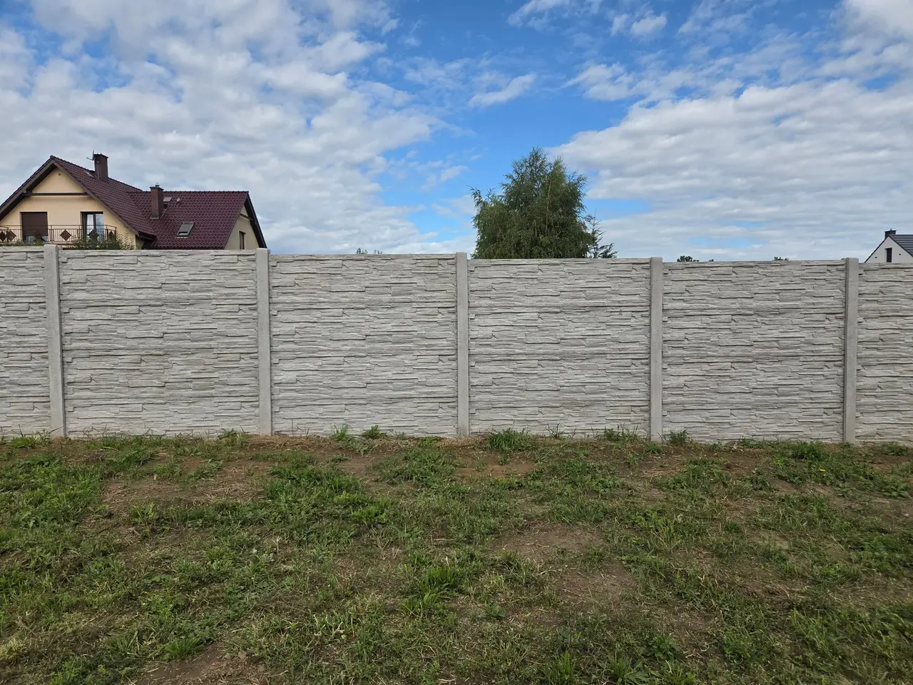 Pełne ogrodzenie betonowe z płyt o fakturze łupka