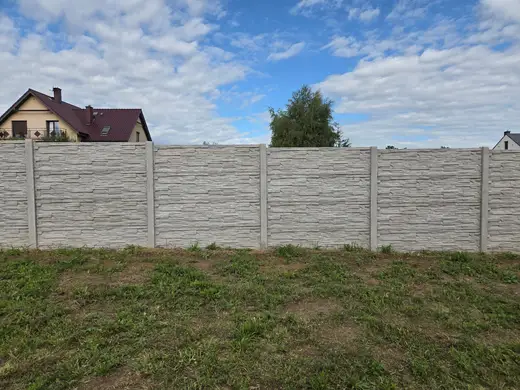 Pełne ogrodzenie betonowe z płyt o fakturze łupka