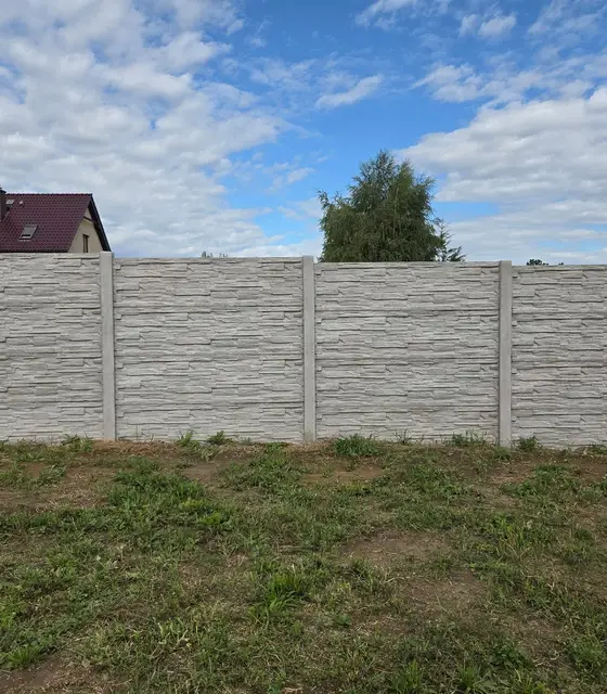 Pełne ogrodzenie betonowe z płyt o fakturze łupka