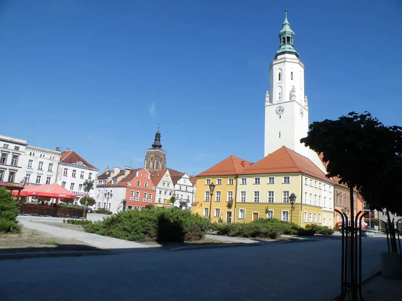 Rynek w Namysłowie z wieżą ratusza w tle