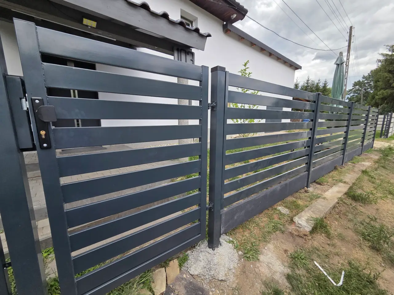 Ogrodzenie palisadowe w kolorze antracyt