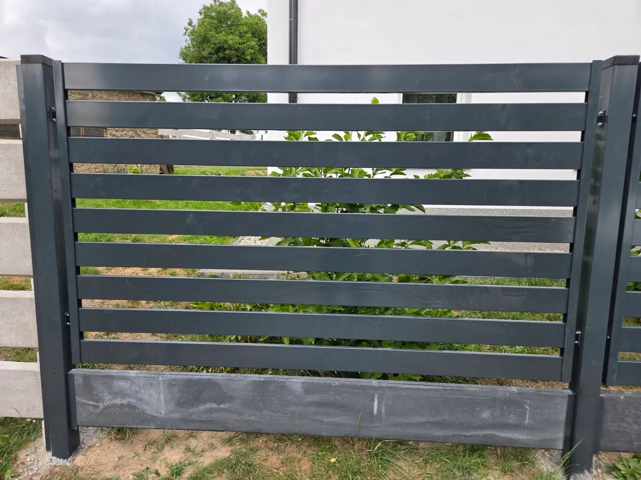 Nowoczesne ogrodzenie palisadowe w kolorze grafitowym