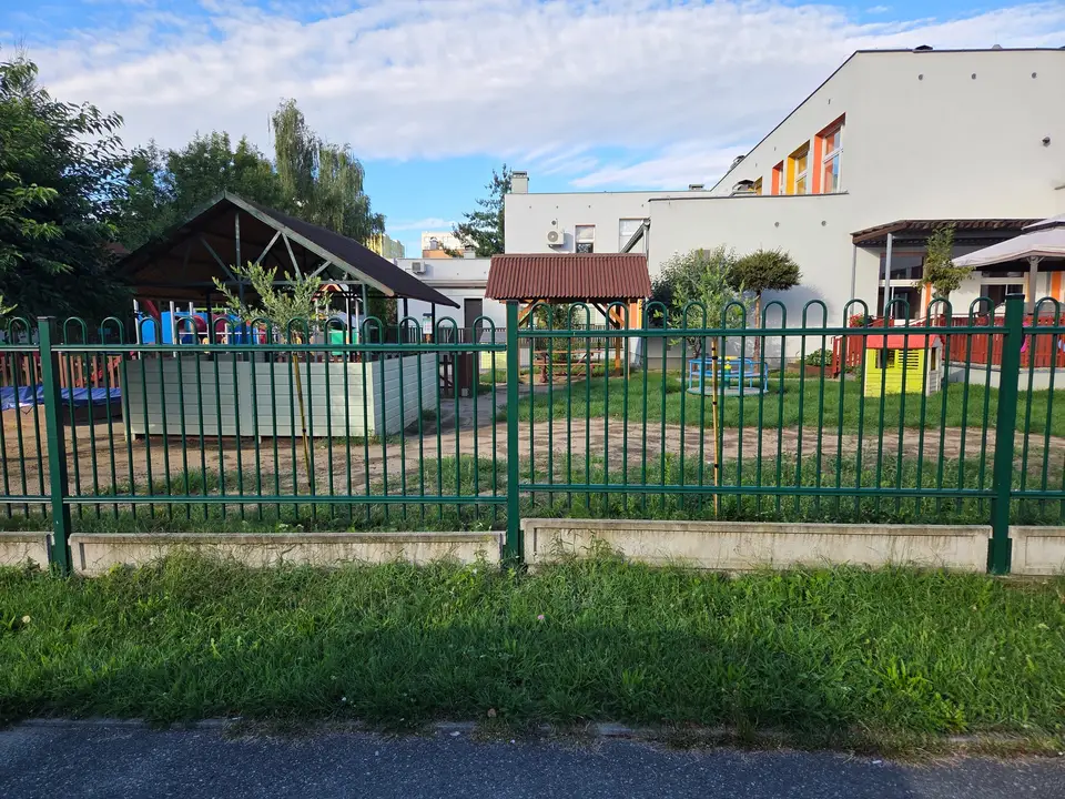 Zielone ogrodzenie ozdobne wzdłuż placu zabaw żłobka w Nysie